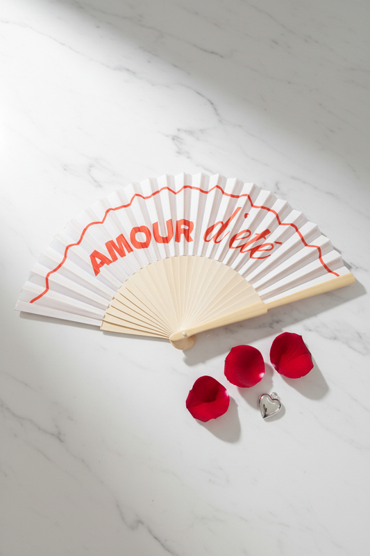 Witte zomerwaaier Amour d'été met rood opschrift en sierlijke golfrand