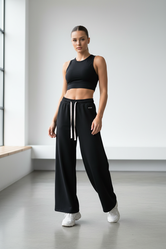 Model draagt sportieve broek brede pijp Mooij - trendy look