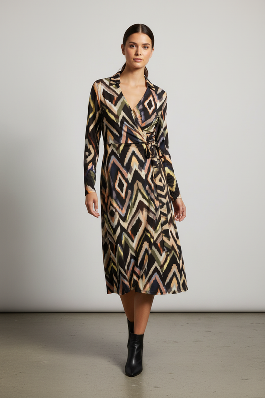 Model draagt &co woman lessy S.diamond jurk - minimalistisch elegant