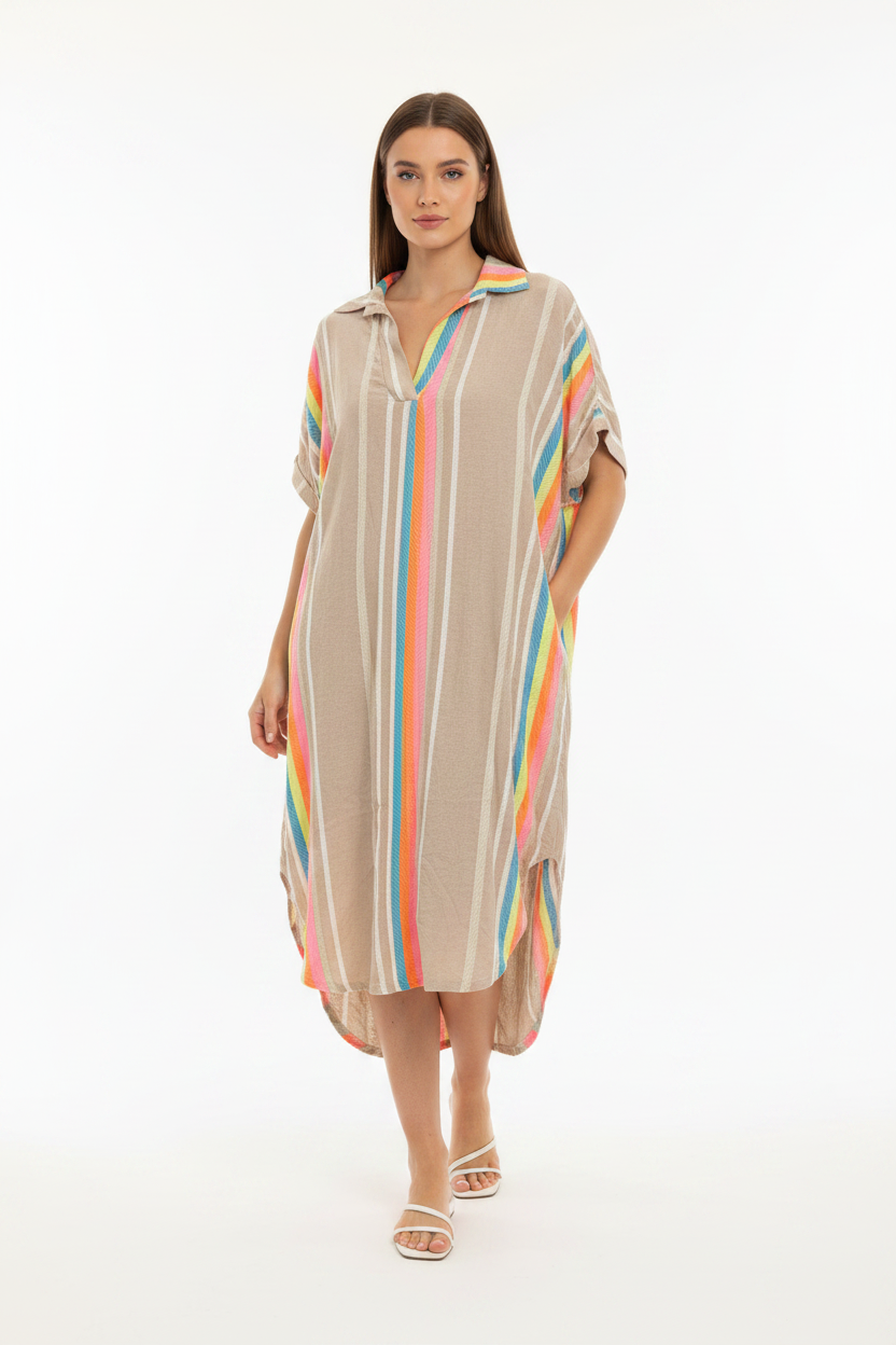 Model in beige oversized midi-jurk You Passion met neon regenboog strepen, gestileerd met witte sandalen
