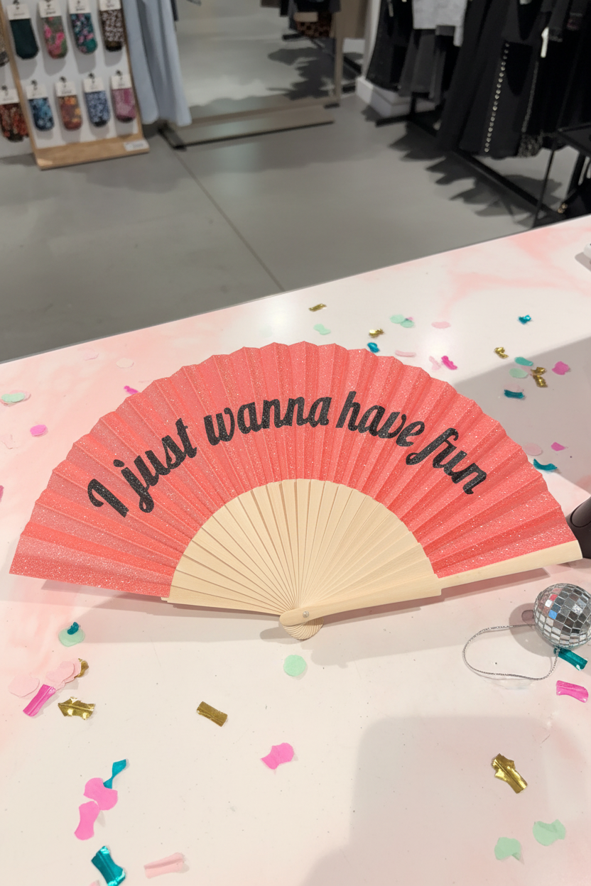 Koraalroze glitterwaaier I just wanna have fun met zwarte cursieve tekst en bamboe handvat