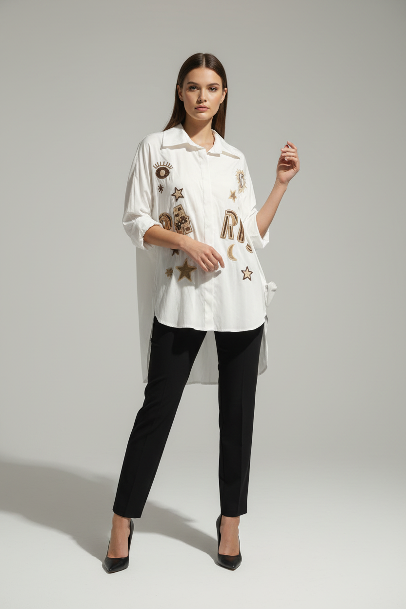 Model draagt oversized Paris blouse - relaxed elegante look