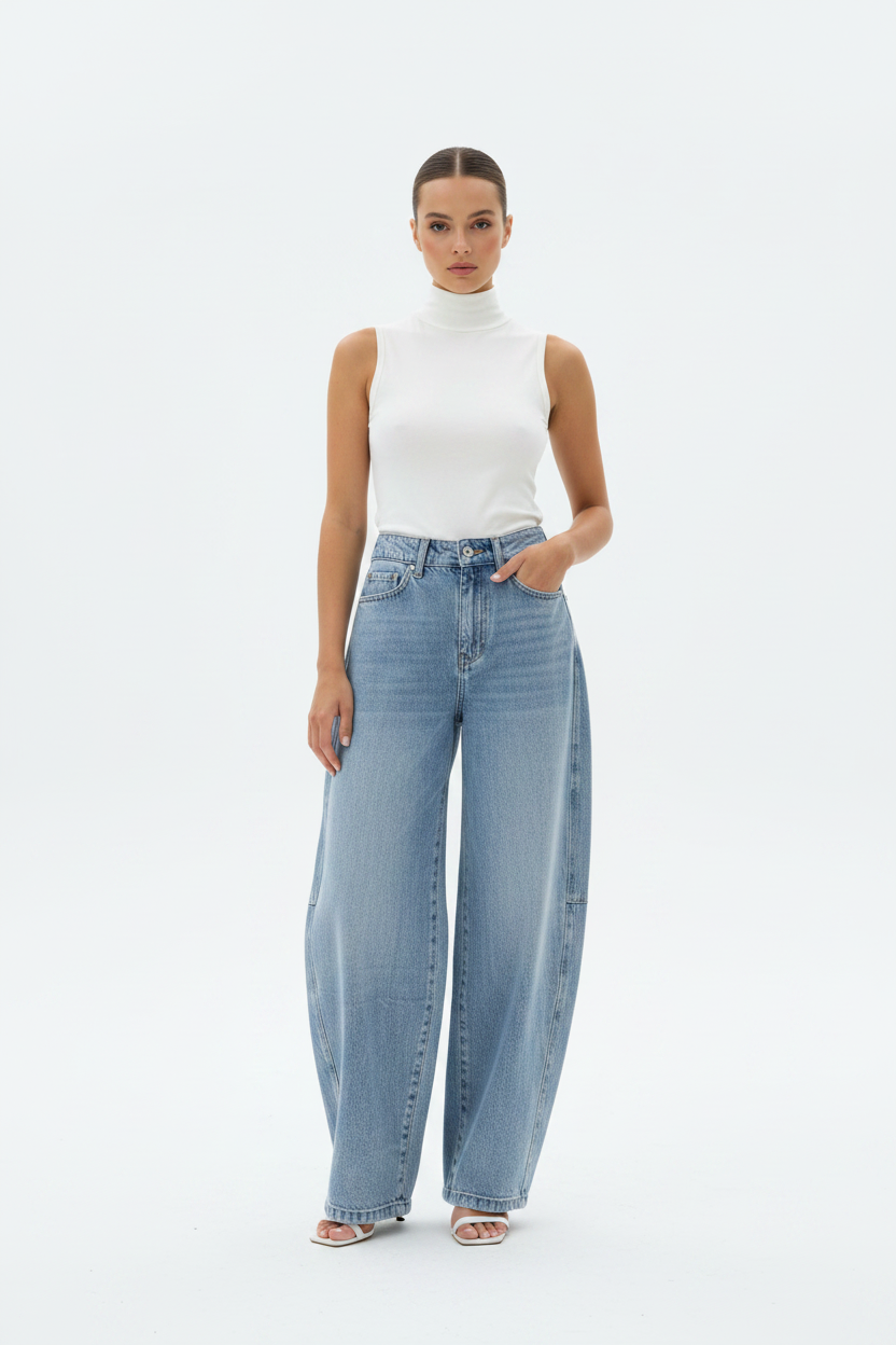 Model draagt lichtblauwe balloon jeans Miss Bon