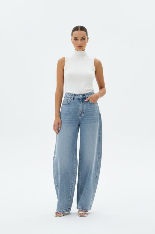 Model draagt lichtblauwe balloon jeans Miss Bon