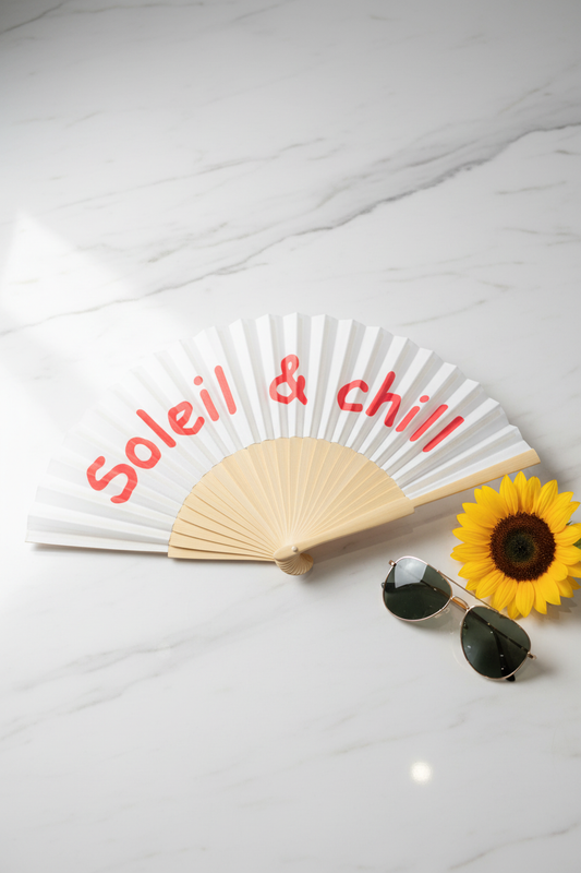 Witte zomerwaaier Soleil & chill met rood opschrift en bamboe handvat
