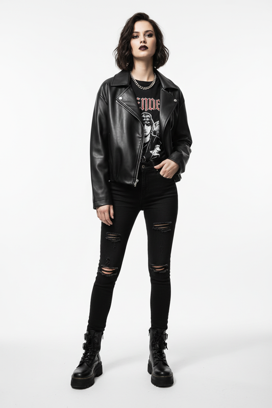 Model draagt Just Woman biker jacket met lange mouwen - stoere rock-chique look
