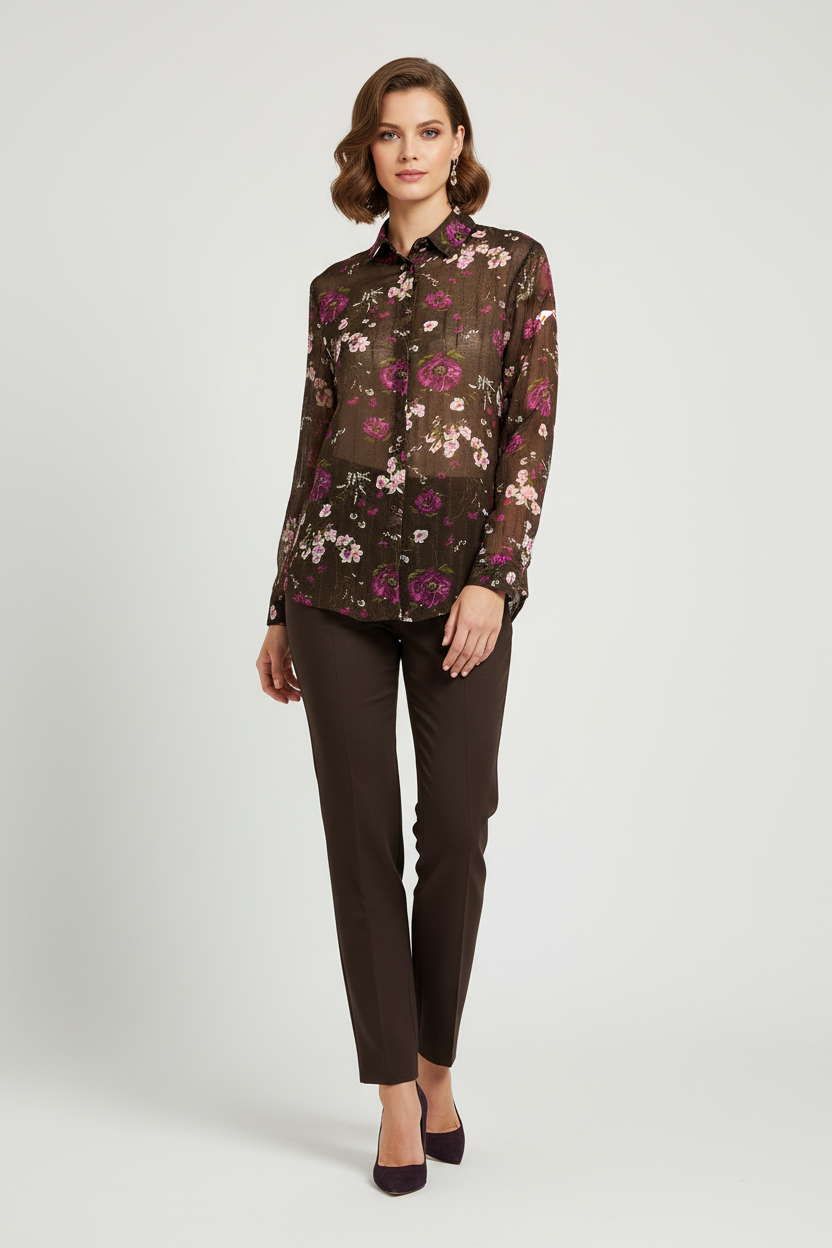 Model draagt blouse met bloemenprint in bruin en paars - elegante look