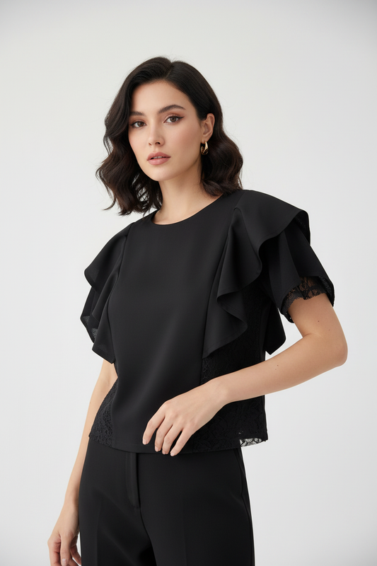 Model draagt de zwarte Top Maraislise met kanten details