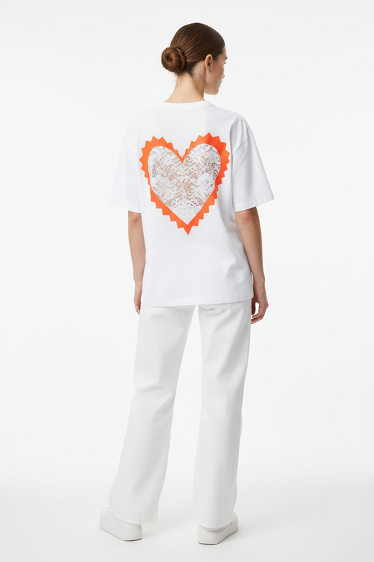 Model draagt het Shirt Version Feminin met oranje kanten hartprint op de rug