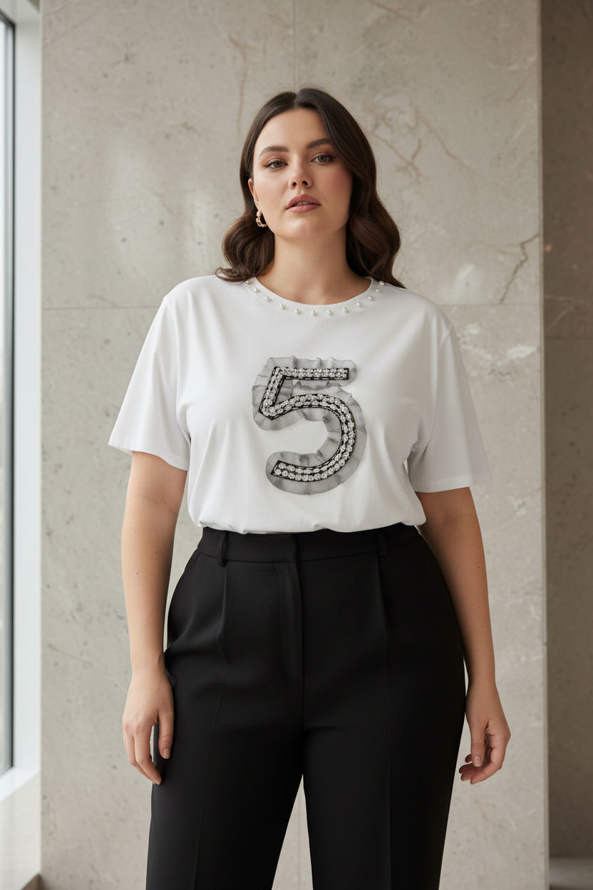 Model draagt het witte plus size T-shirt met kristallen cijfer 5 applicatie in een luxe editorial setting