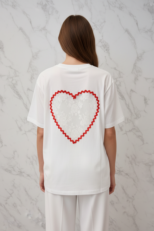 Model in Shirt Version Feminin wit — achterkant met rood zigzag hartprint en witte kanten vulling op de rug