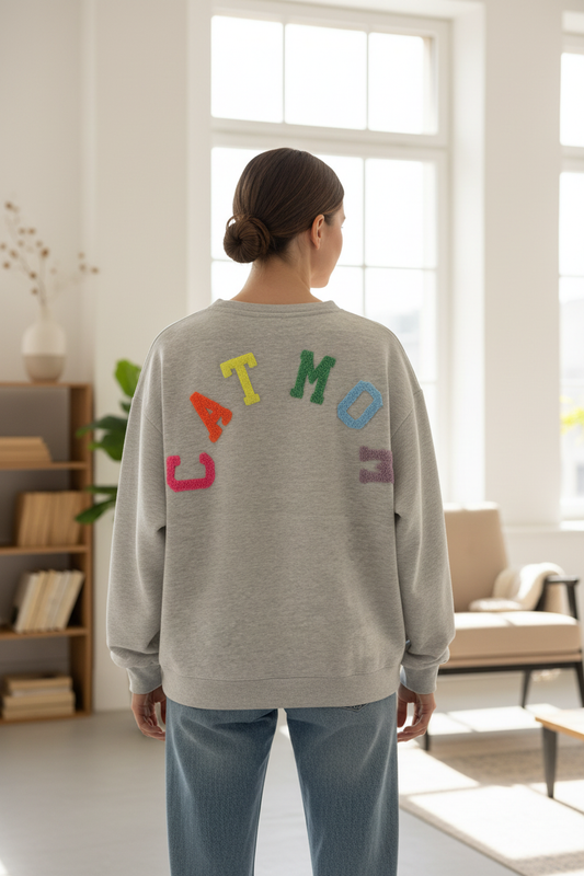 Model draagt CATMOM sweatshirt - rugfoto