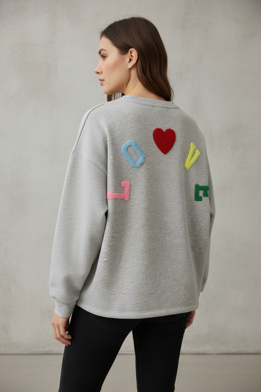 Model draagt LO❤️VE sweatshirt - rugfoto