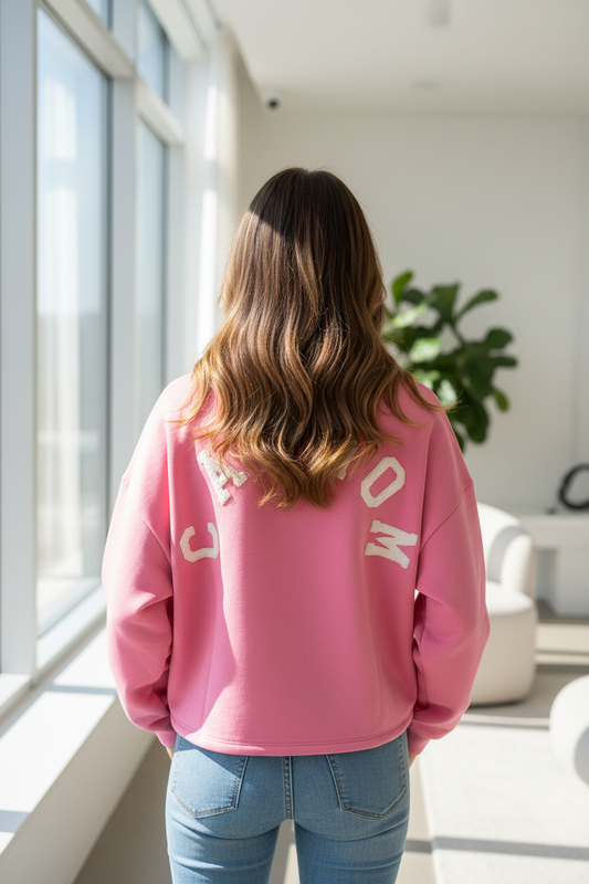 Model draagt roze CATMOM oversized sweatshirt met witte letters - rugfoto