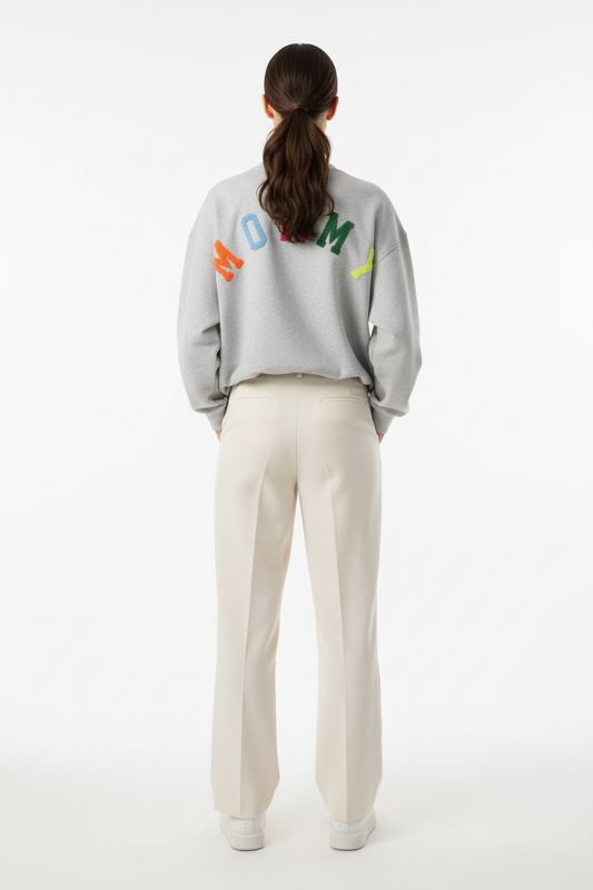 MOMMY sweatshirt grijs kleurrijk achterkant op model