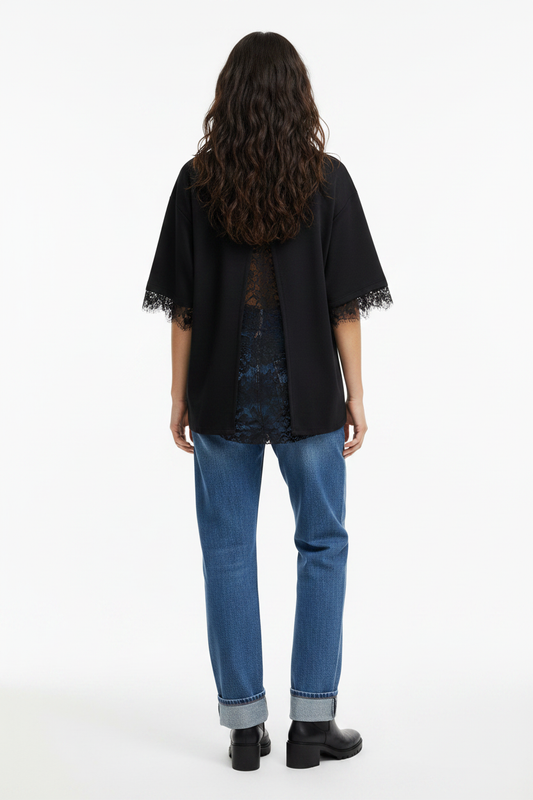 Zwarte blouse met kant op model
